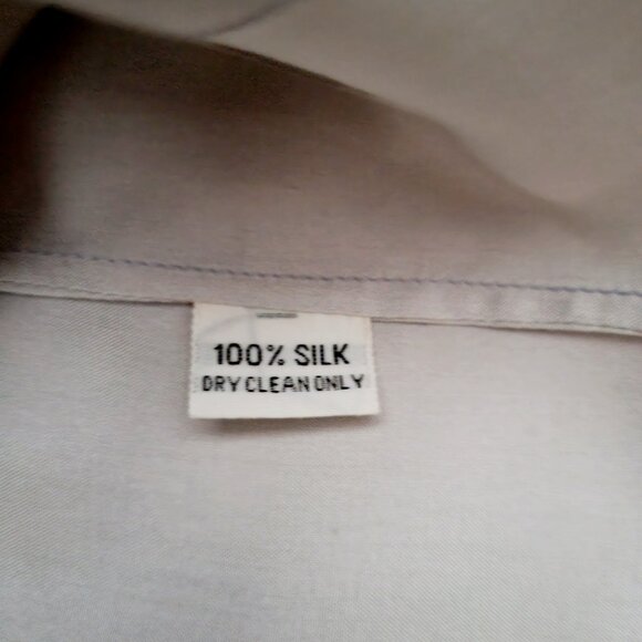 100% silk blouse. Size 4 - Picture 8 of 8